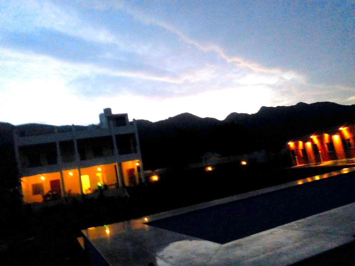The Rustic Pines Hotel Udaipur Exterior foto